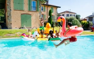 Piscina y jardín en casa adosada