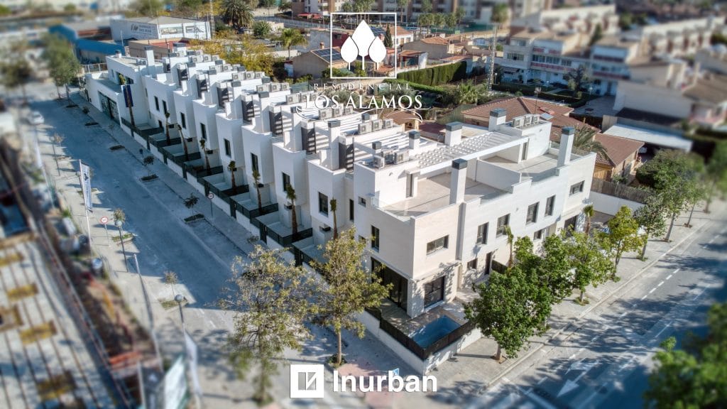 Imagen aérea de un conjunto residencial de obra nueva ubicado en San Juan de Alicante